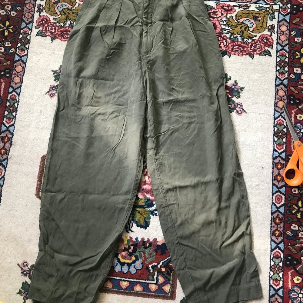 Womens 9/10  green pants 100% rayon  relaxed fit non formal